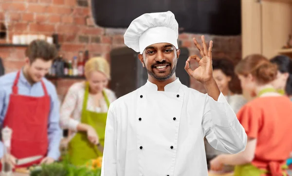 Szczęśliwy Indyjski szef kuchni pokazując OK w klasie gotowania — Zdjęcie stockowe