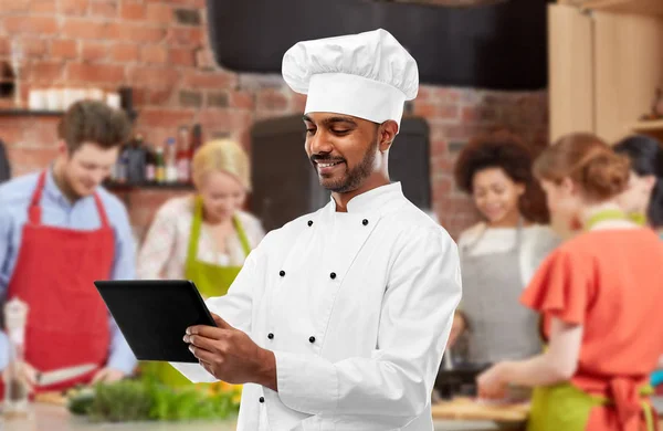 Chef indien mâle avec tablette pc au cours de cuisine — Photo