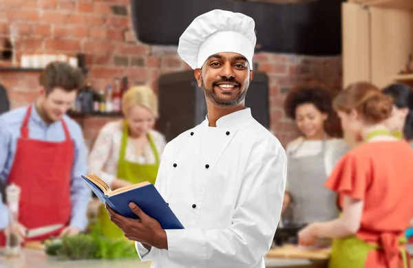 Mannelijke Indische chef reading Cookbook bij Cooking Class — Stockfoto