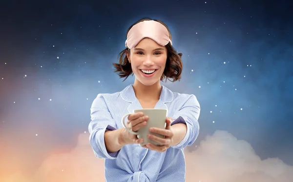 Frau im Pyjama und Schlafmaske trinkt Kaffee — Stockfoto