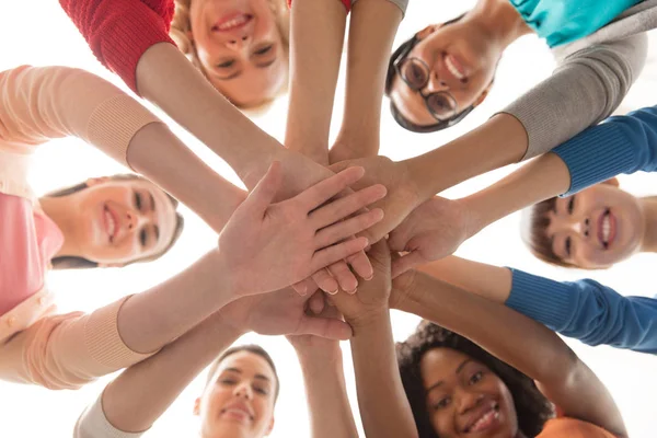 Close-up van internationale vrouwen stapelen handen — Stockfoto