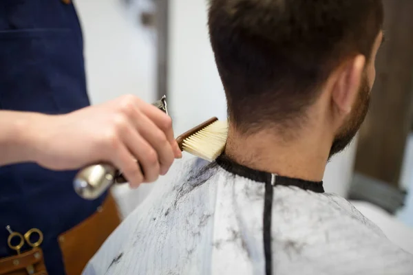 Cliente masculino e barbeiro limpeza cabelo do pescoço — Fotografia de Stock