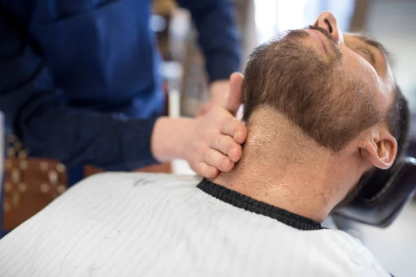 Barbeiro tratar clientes do sexo masculino pescoço na barbearia — Fotografia de Stock