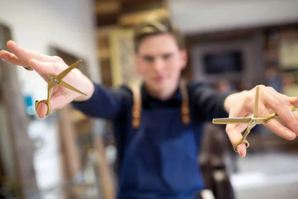 Närbild på barberaren med saxar på barbershop — Stockfoto