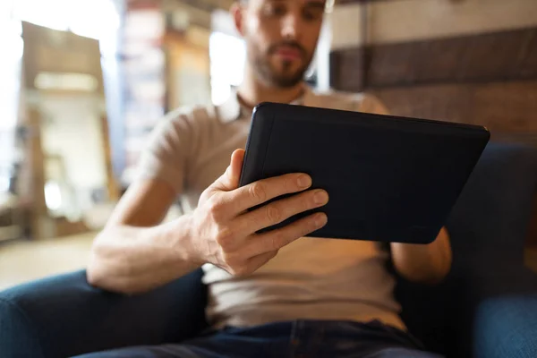 Close-up de homem com computador tablet na barbearia — Fotografia de Stock