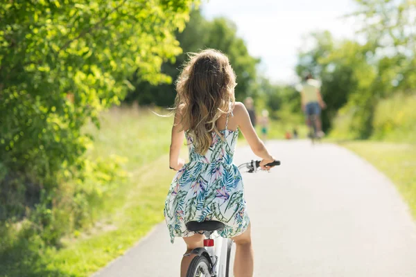 Kobieta jazda na rowerze w letnim parku — Zdjęcie stockowe