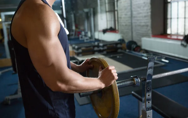 Spor salonunda halter ağırlığı ile adam yakın — Stok fotoğraf