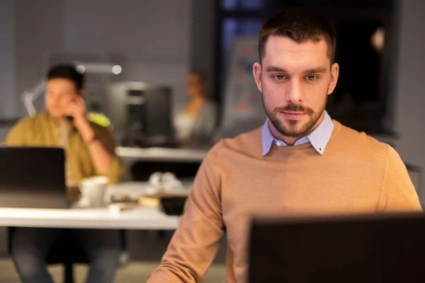 Man with computer working late at night office — Stock Photo, Image