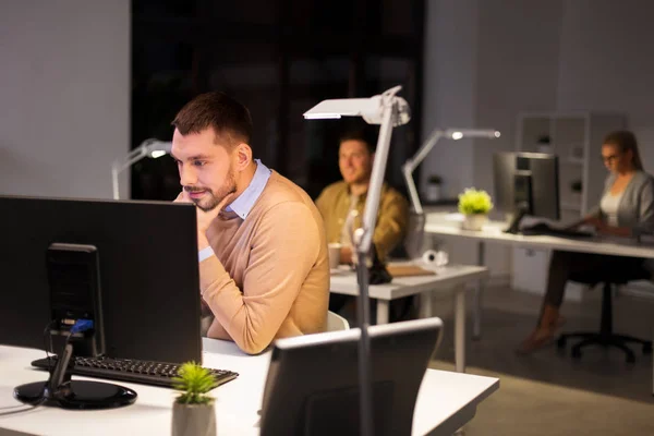 Man with computer working late at night office — Stock Photo, Image