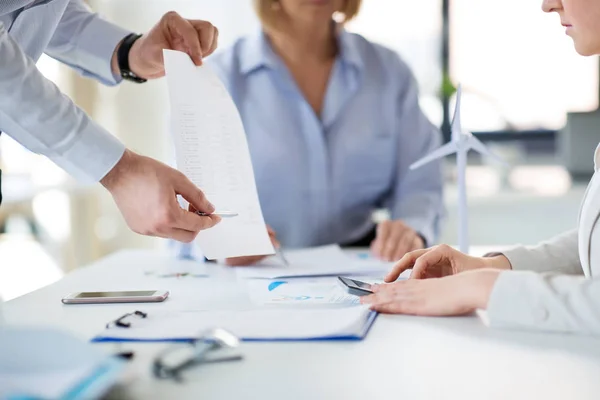 Wirtschaftsteam mit Finanzbericht im Büro — Stockfoto