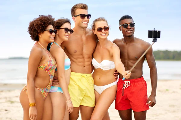 Boldog barátok selfie a nyári strandon — Stock Fotó