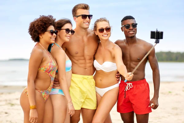 Amici felici prendendo selfie sulla spiaggia estiva — Foto Stock