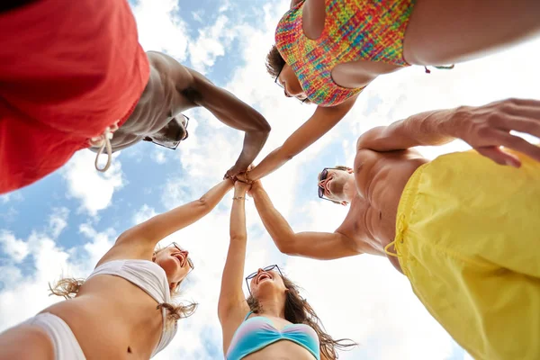 Amigos fazendo alta cinco sobre o céu na praia de verão — Fotografia de Stock