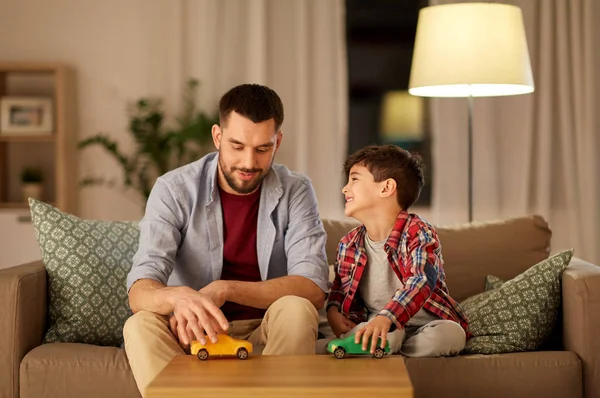 Vader en zoon spelen met speelgoedauto's thuis — Stockfoto