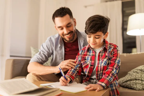 Vader en zoon huiswerk samen — Stockfoto