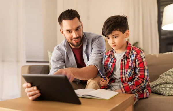 Father and son doing homework together — Stock Photo, Image