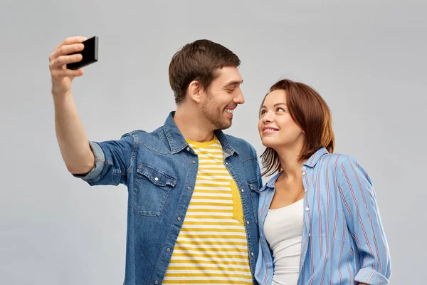 Couple heureux prenant selfie par smartphone — Photo