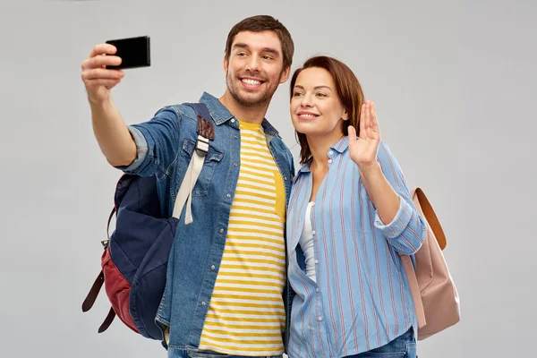 Couple of tourists taking selfie by smartphone — Stock Photo, Image