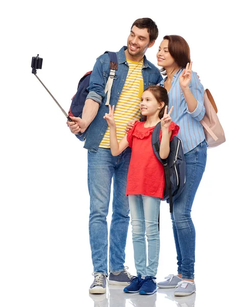Famille avec sacs à dos prendre selfie montrant la paix — Photo