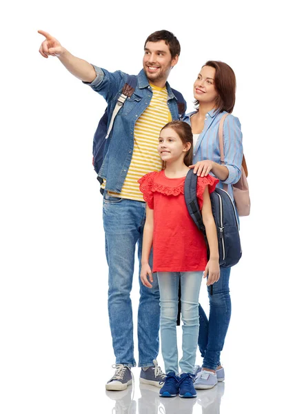 Счастливая семья с дорожными сумками — стоковое фото