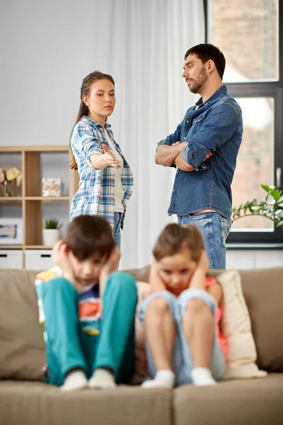 Üzgün çocuklar ve ebeveynler evde kavga — Stok fotoğraf