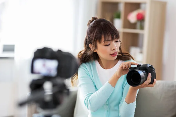 Asiática blogueira feminina com câmera de gravação de vídeo — Fotografia de Stock