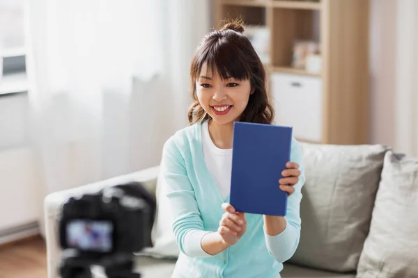 Asya kadın Blogger kitap video inceleme yapma — Stok fotoğraf