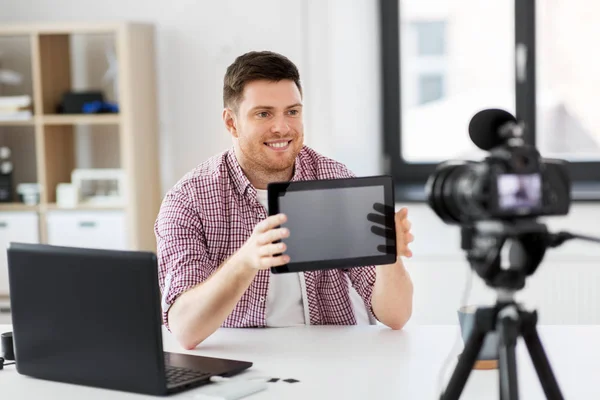 Blogger masculino con tableta pc videoblogging en casa — Foto de Stock