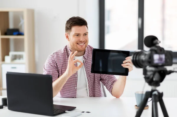 Blogger masculino con tableta pc videoblogging en casa — Foto de Stock