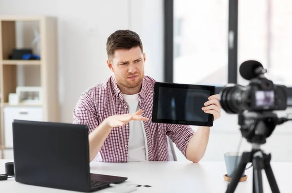 Blogger masculino con videoblogging tableta — Foto de Stock