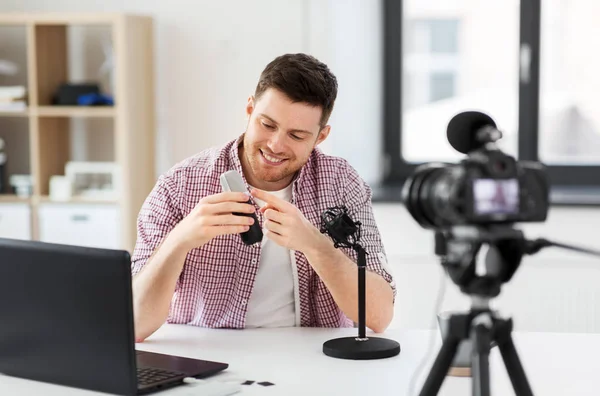 Mužský blogger s mikrofonem Videoblogging — Stock fotografie