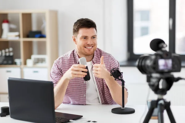 Male blogger with microphone videoblogging — Stock Photo, Image