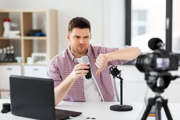 Mužský blogger s mikrofonem Videoblogging — Stock fotografie