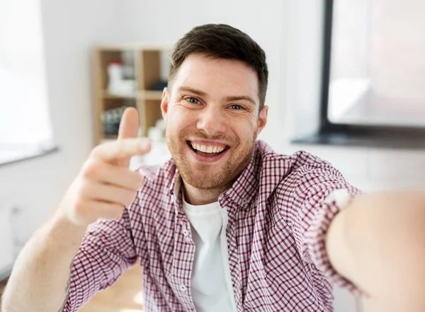 Homem ou vídeo blogger tomando selfie — Fotografia de Stock