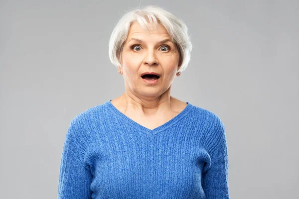 Sorprendido mujer mayor con la boca abierta — Foto de Stock