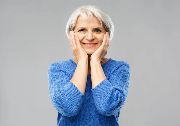 Potret wanita senior tersenyum dengan sweater biru — Stok Foto