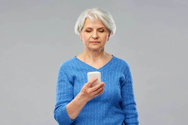 Senior vrouw met behulp van smartphone — Stockfoto