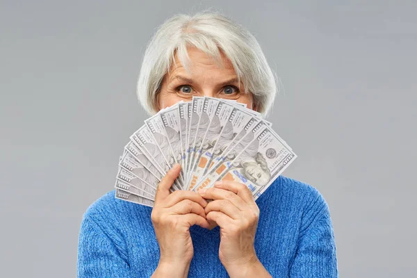 Starší žena s sto dolar peníze bankovky — Stock fotografie