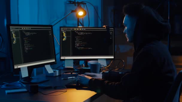 Hacker usando computadores para ataque cibernético à noite — Vídeo de Stock