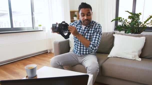 집에서 vr 안경 비디오 블로그를 하는 남성 블로거 — 비디오