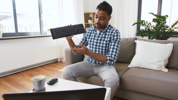 Blogueur masculin avec vidéoblogging clavier à la maison — Video