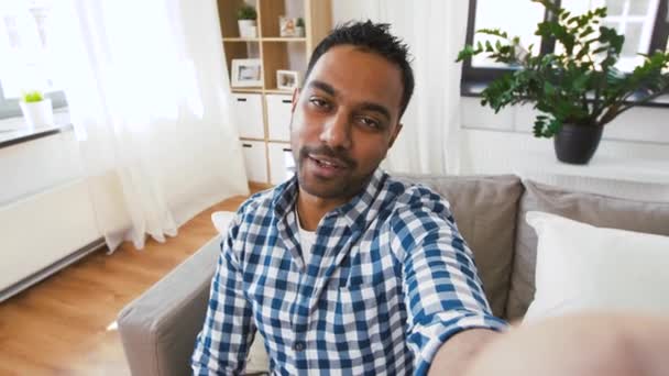 Blogger masculino indio grabando video blog en casa — Vídeo de stock