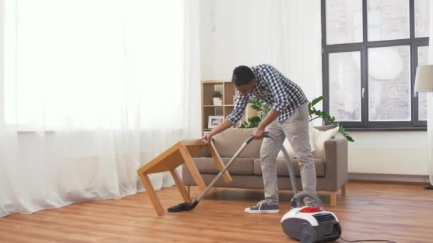 Homme indien avec aspirateur à la maison — Video