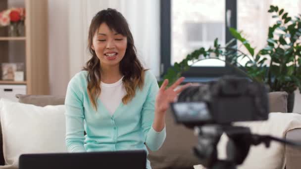 Asiatisk kvinnlig bloggare med kamera inspelning video — Stockvideo