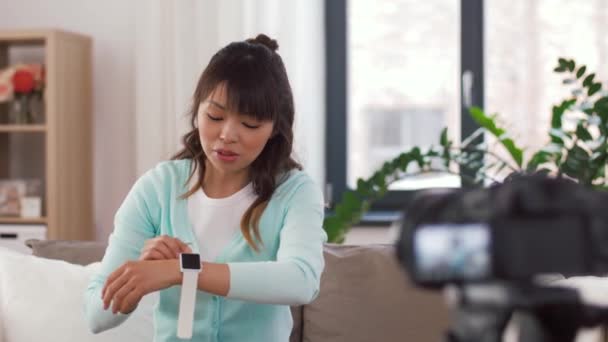 Asiatiska kvinnliga bloggare gör video översyn av prylar — Stockvideo