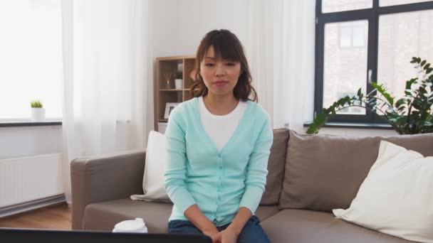 Asiatique femme blogueur enregistrement vidéo blog à la maison — Video