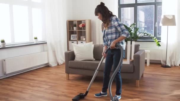 Asian woman with vacuum cleaner at home — Stock Video