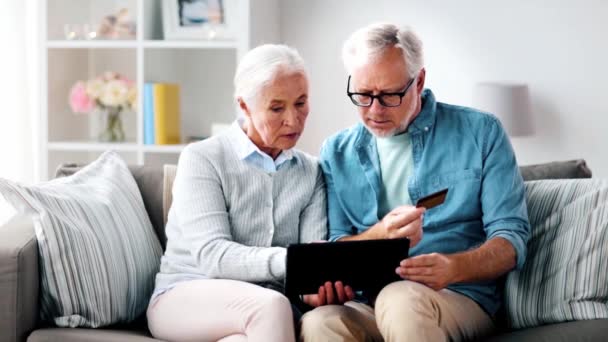 Šťastný starší pár s tablet pc a kreditní karty — Stock video