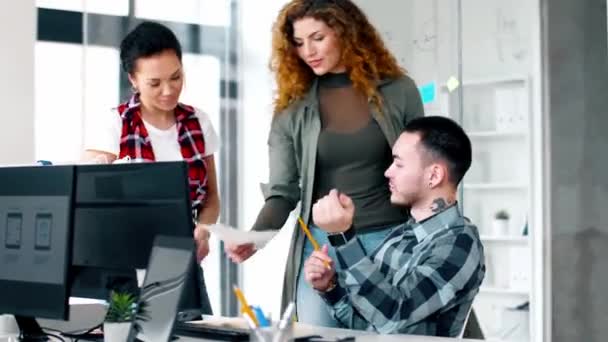 UI designers diskuterar mall för användning gränssnitt — Stockvideo