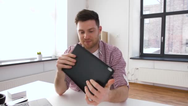 Blogueiro masculino com tablet pc videoblogging em casa — Vídeo de Stock